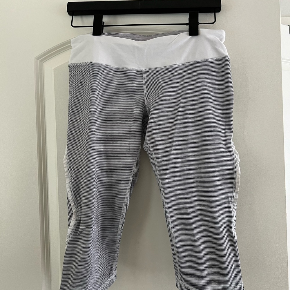 Lululemon crop leggings women’s size 8 gray